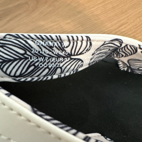 OluKai Ohana Women's Size 7 Slip On Flip Flops Beach Sandals Foam White Black - Picture 5 of 5